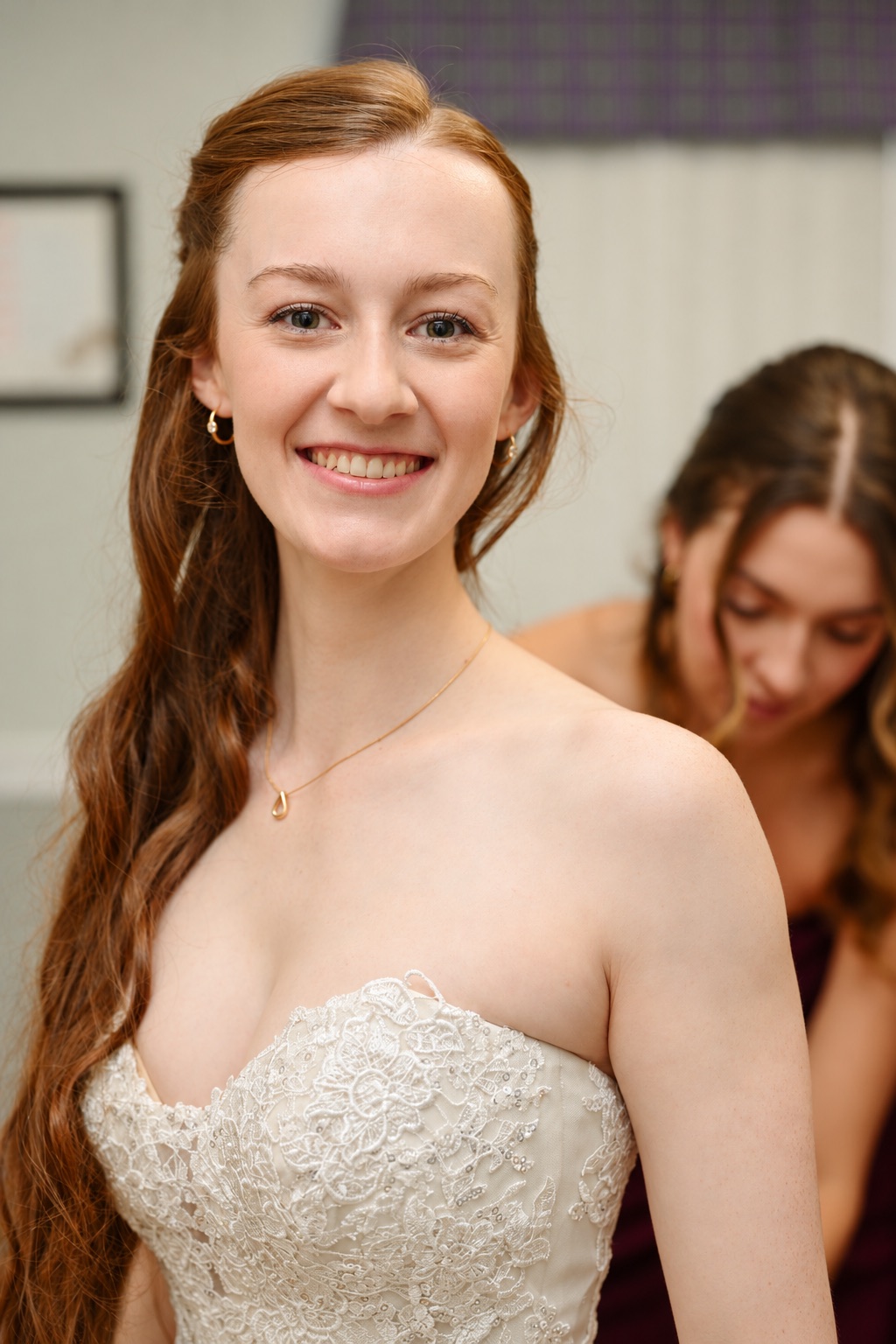 Jenna dans sa robe de dentelle pendant les préparatifs