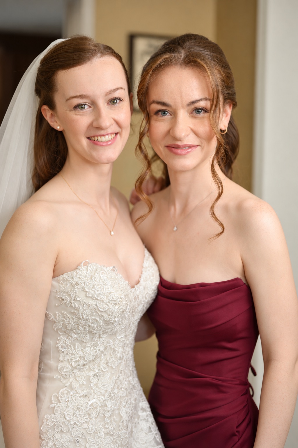 Jenna avec une amie pendant les préparatifs
