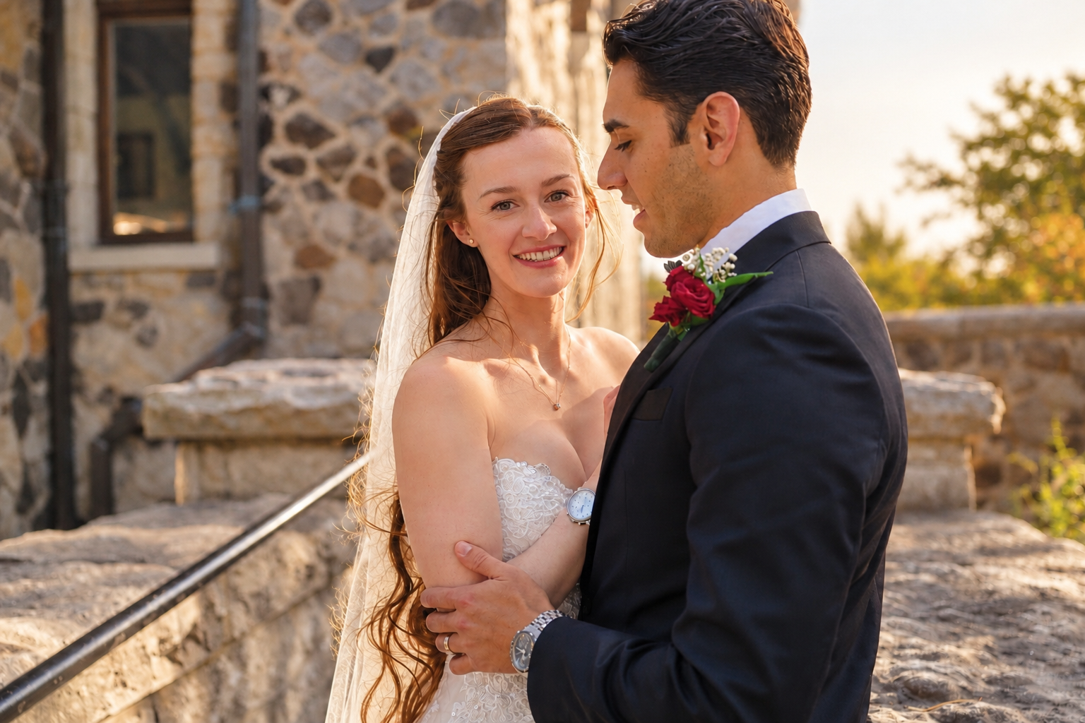 Jenna et Pouya en portrait de pierre à l'heure dorée