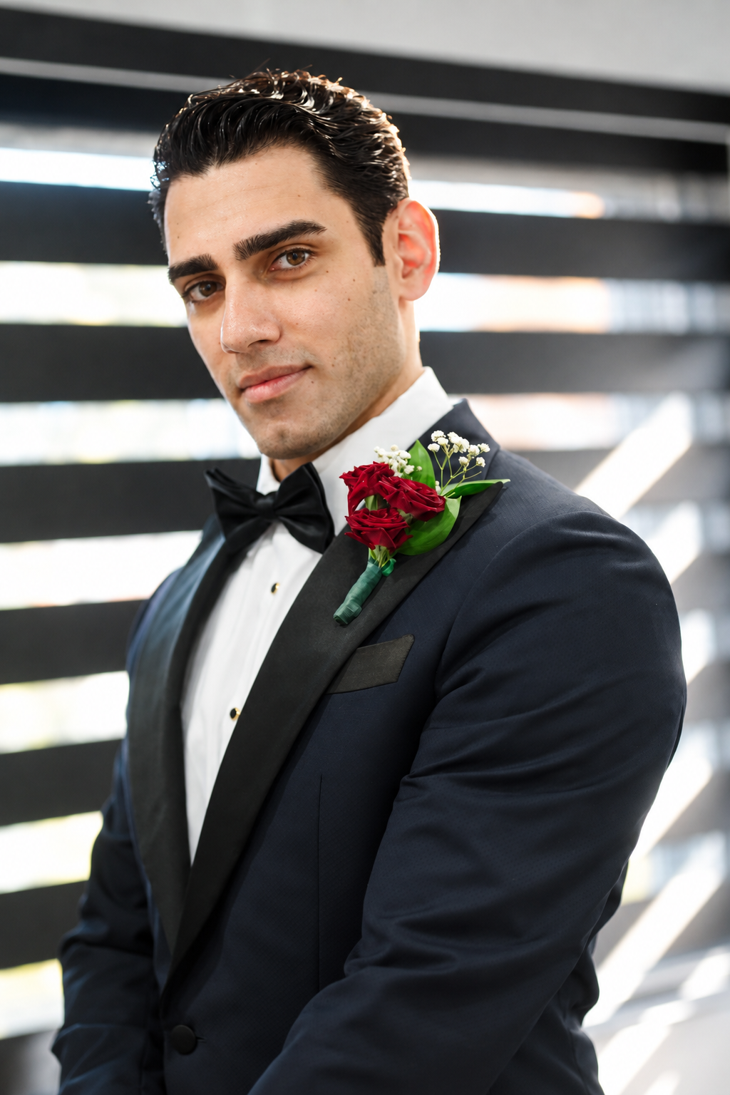 Portrait de Pouya avec sa boutonnière de roses rouges