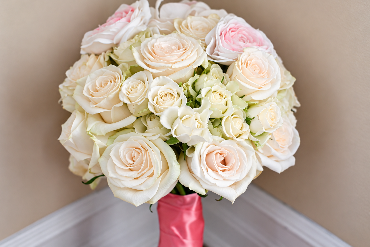 Bouquet de roses ivoire et blush au mariage de Jenna et Pouya