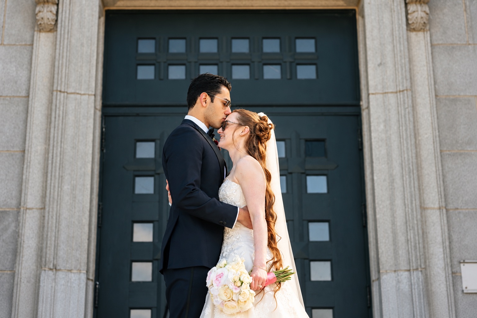 Jenna et Pouya à l'entrée de pierre
