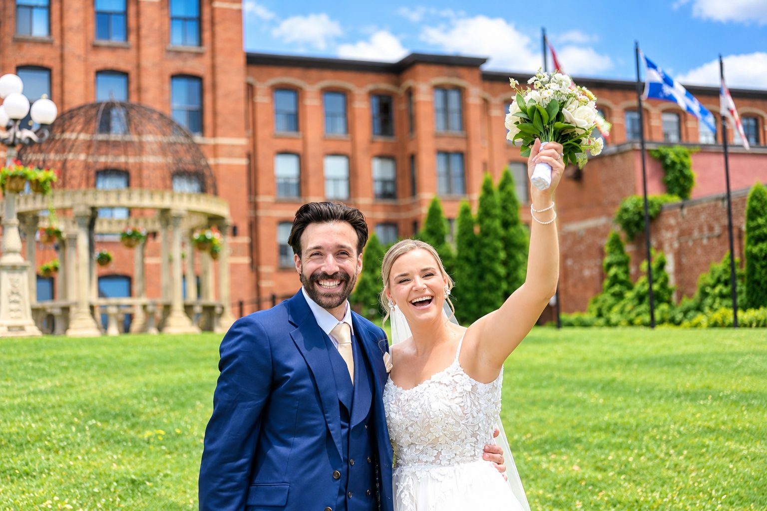 Laurie et Shadi levant le bouquet sur la pelouse