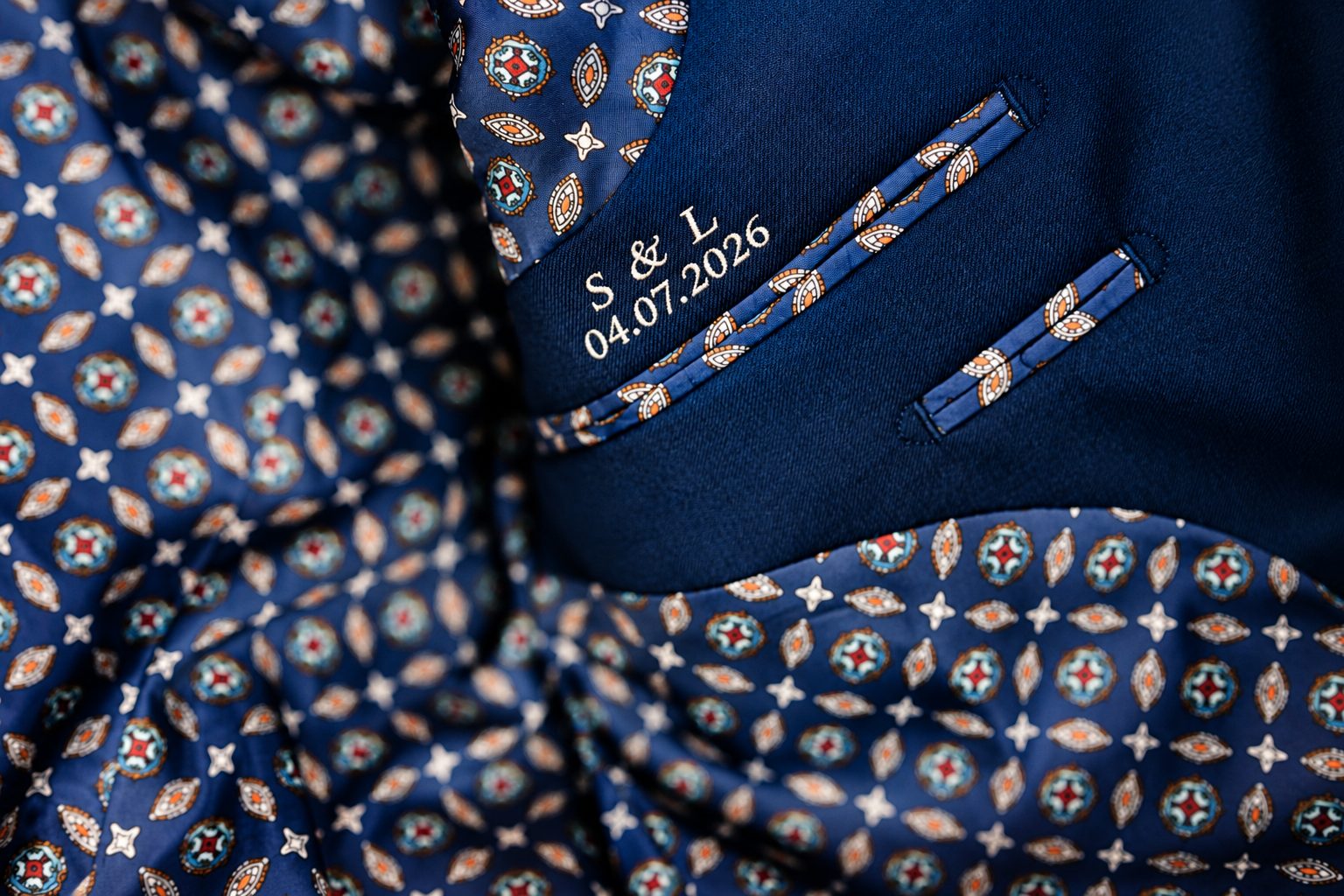 La date brodée dans la veste de Shadi