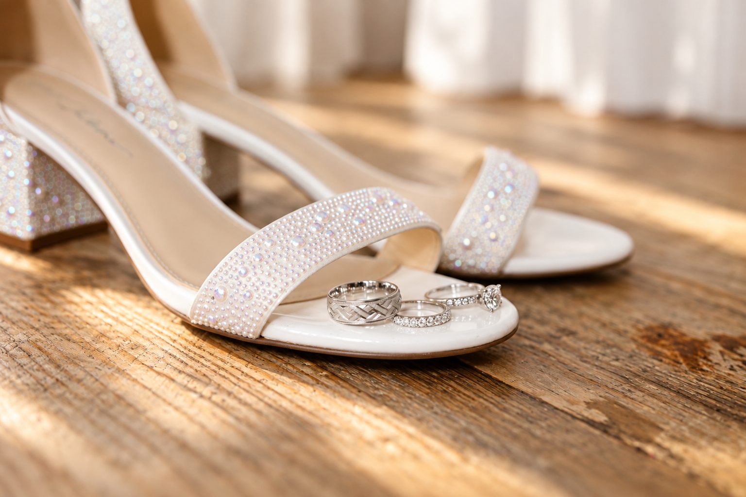 Les alliances posées sur les souliers de Laurie