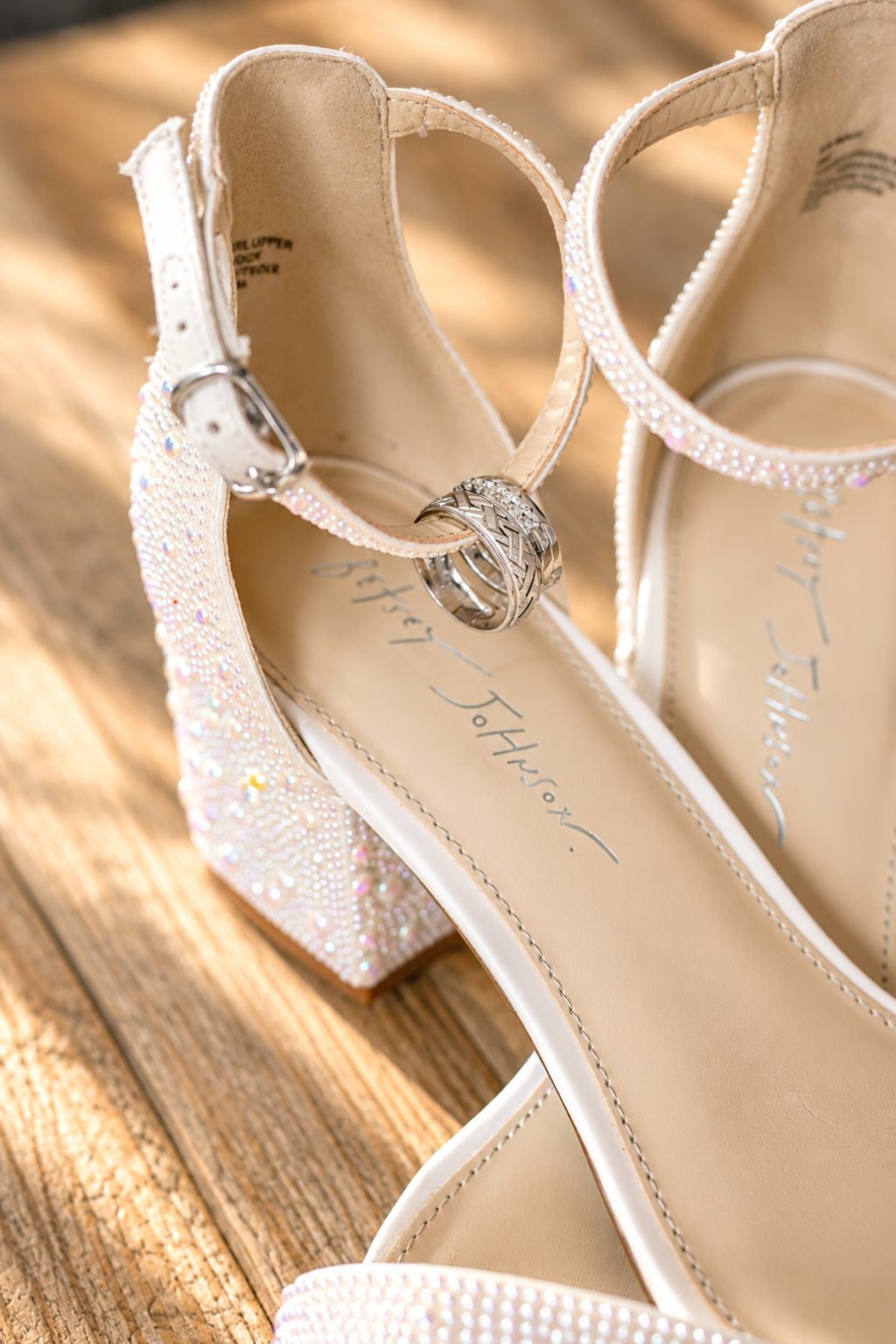 Les alliances sur la bride du soulier de Laurie
