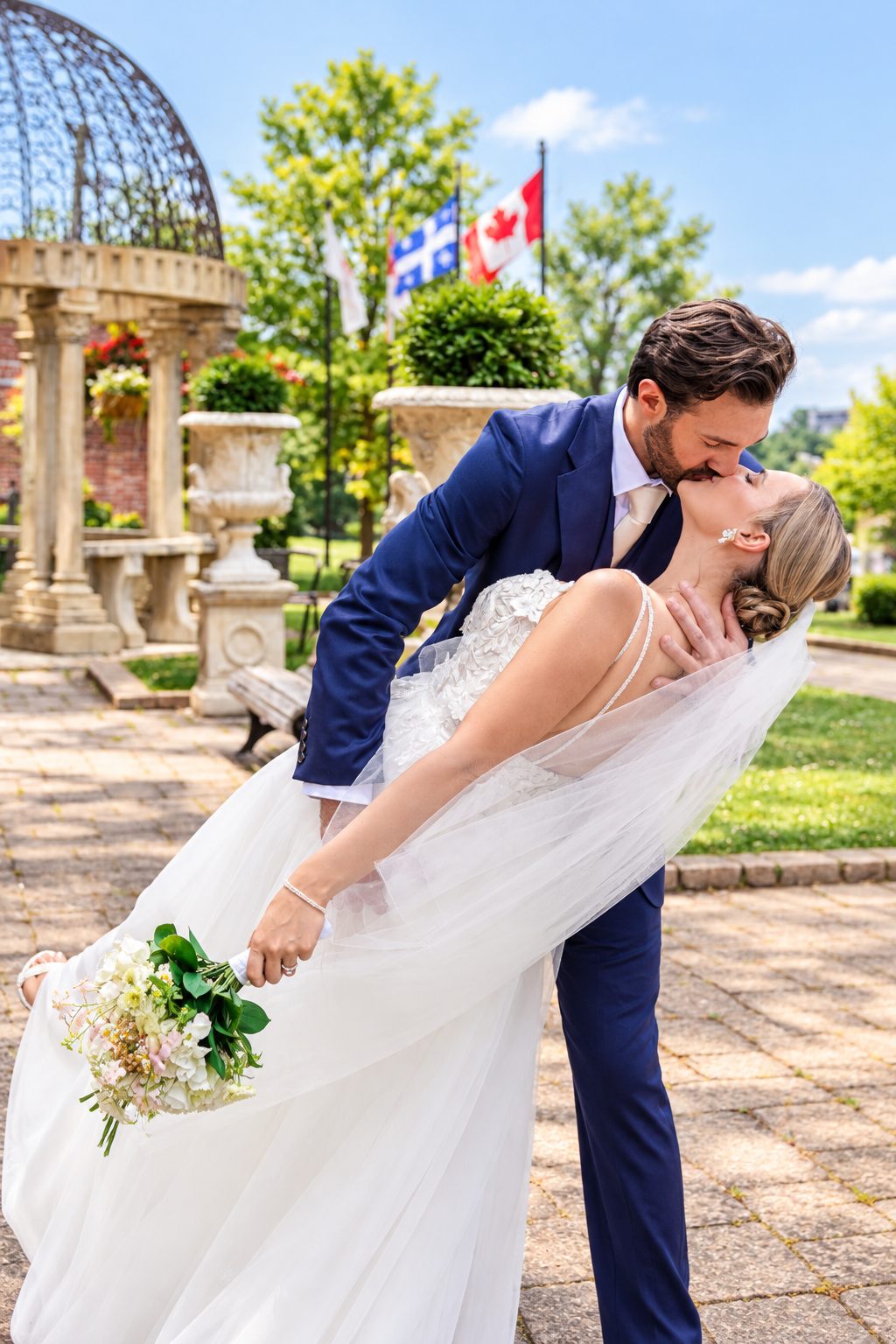 Le baiser penché de Laurie et Shadi dans le jardin