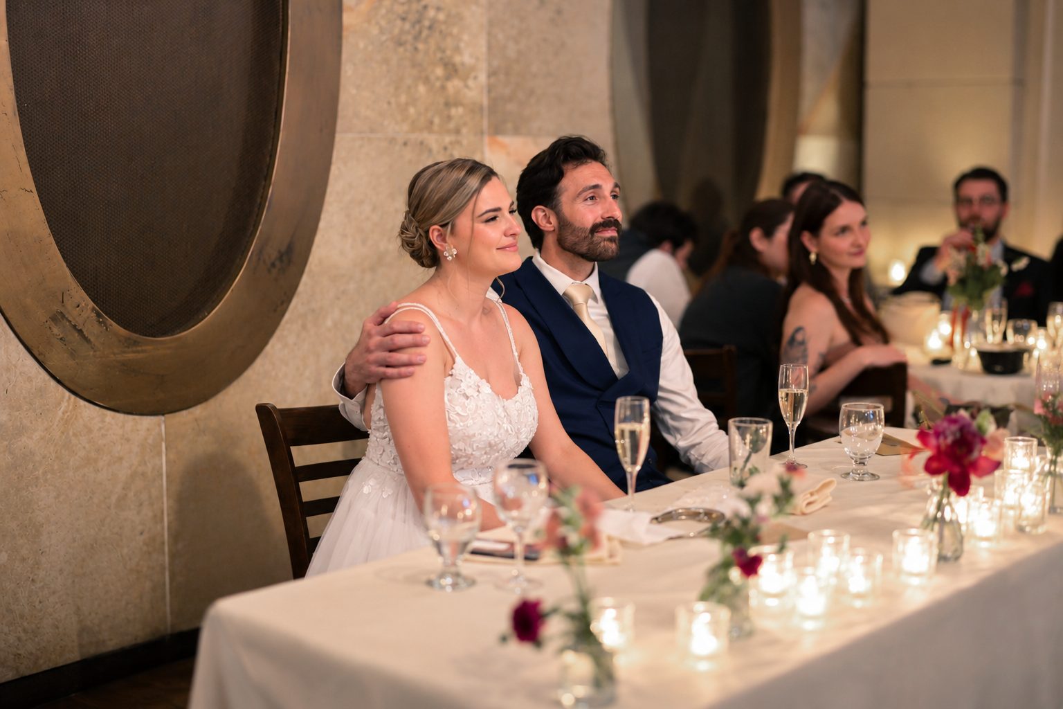 Laurie et Shadi pendant un toast à la table d'honneur