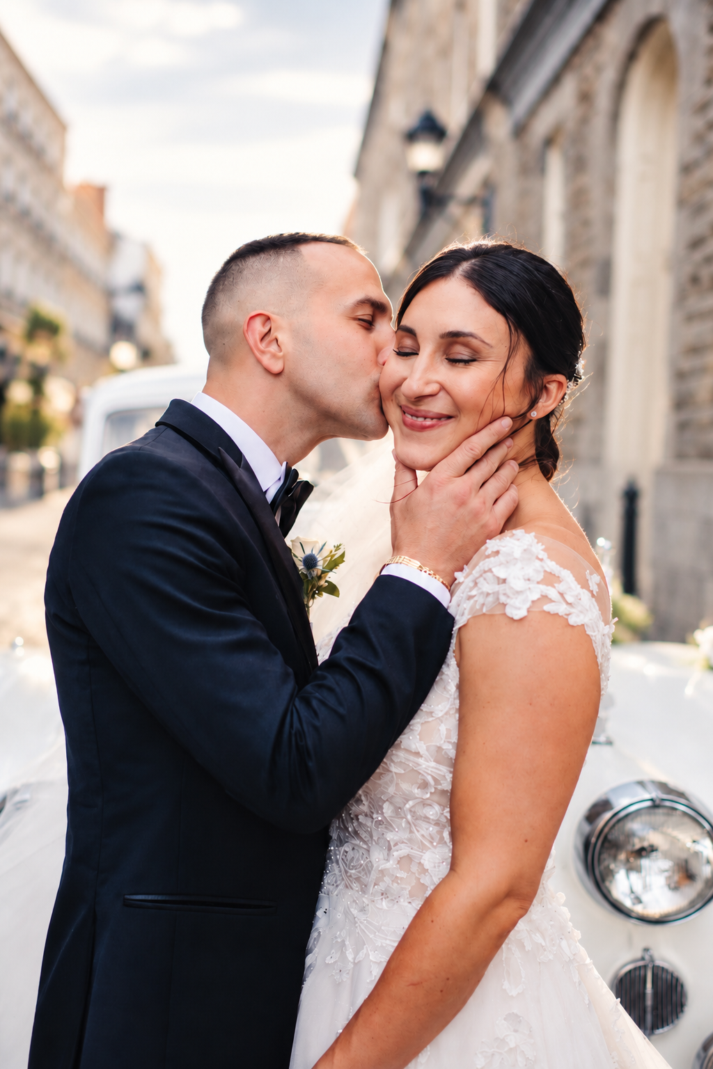 Montreal wedding photographer captures Italian wedding couple at Montreal venue